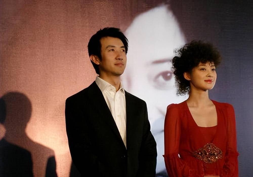 刚火就要离婚多年后两人状况天差地别k8凯发国际梅婷：花5年捧红的丈夫(图2)
